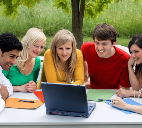 Erfahren Sie mehr zum Bereich Seminare Studenten vor einem Laptop am Tisch im Freien - Foto von RelaxFoto.de