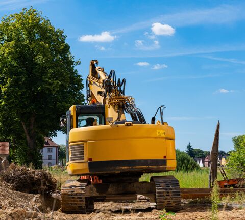 Erfahren Sie mehr zum Bereich baubegleitender Baumbaumschutz gelber Bagger auf Baustelle - Foto von Viktor Kintop